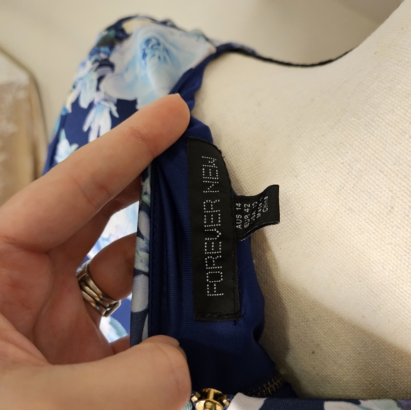Forever New Floral Zip Up Dress - Picture 10 of 11